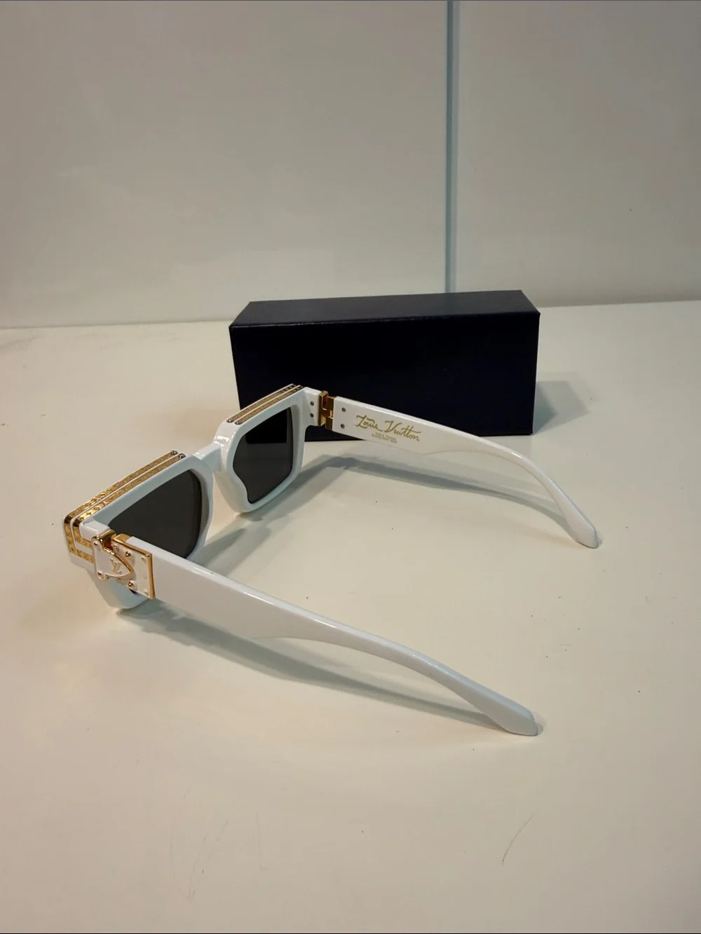 Gently used Men’s LOUIS VUITTON 1.1 Millionaire Sunglasses White Lv shades